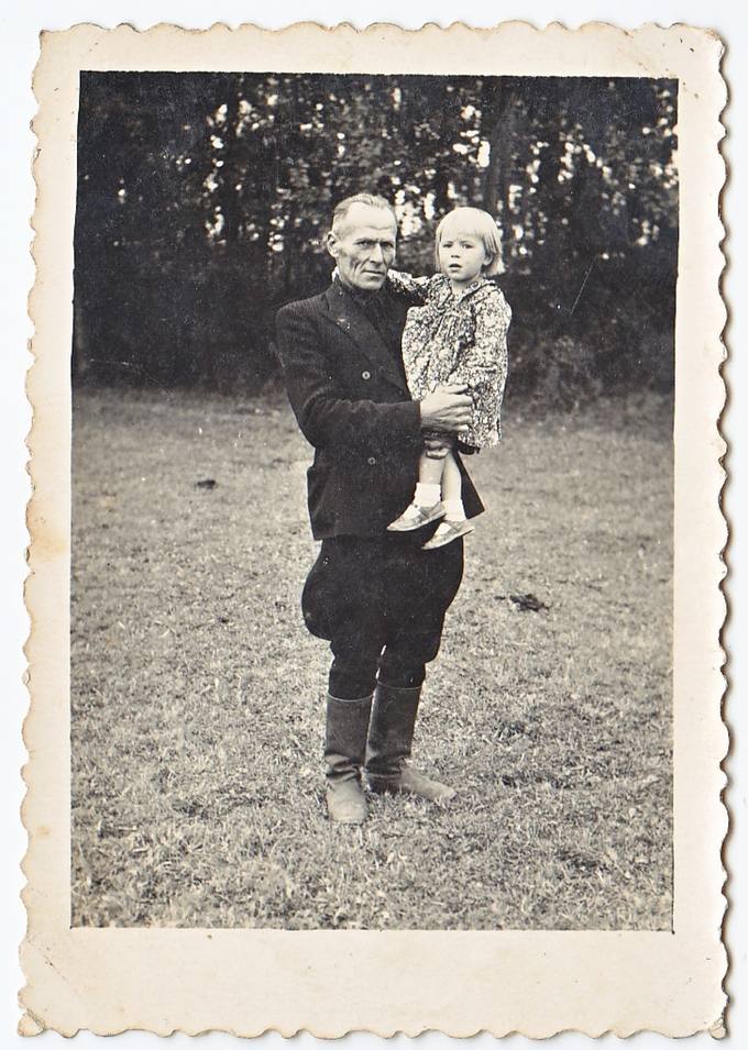 Albinas Kubilius su mažąja dukrele Albinute Pamiškių kaime